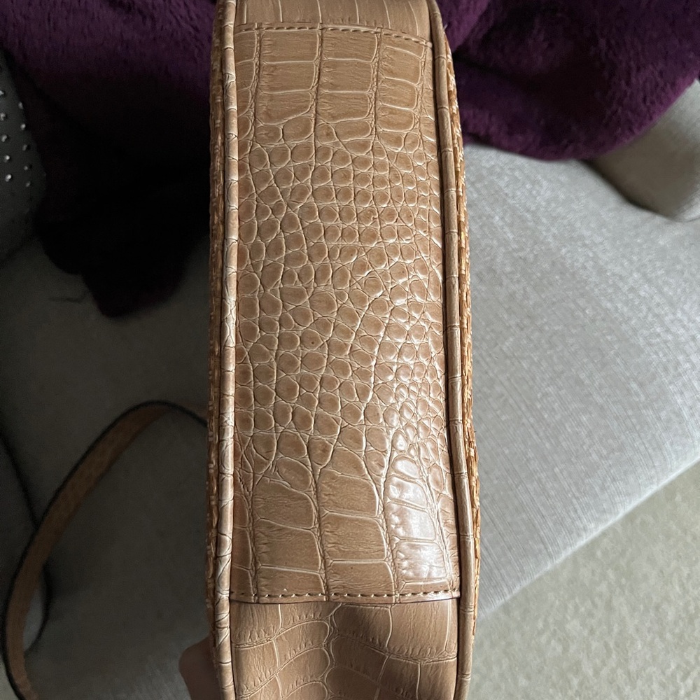 Liz Claiborne tan shoulder bag - Picture 6 of 7